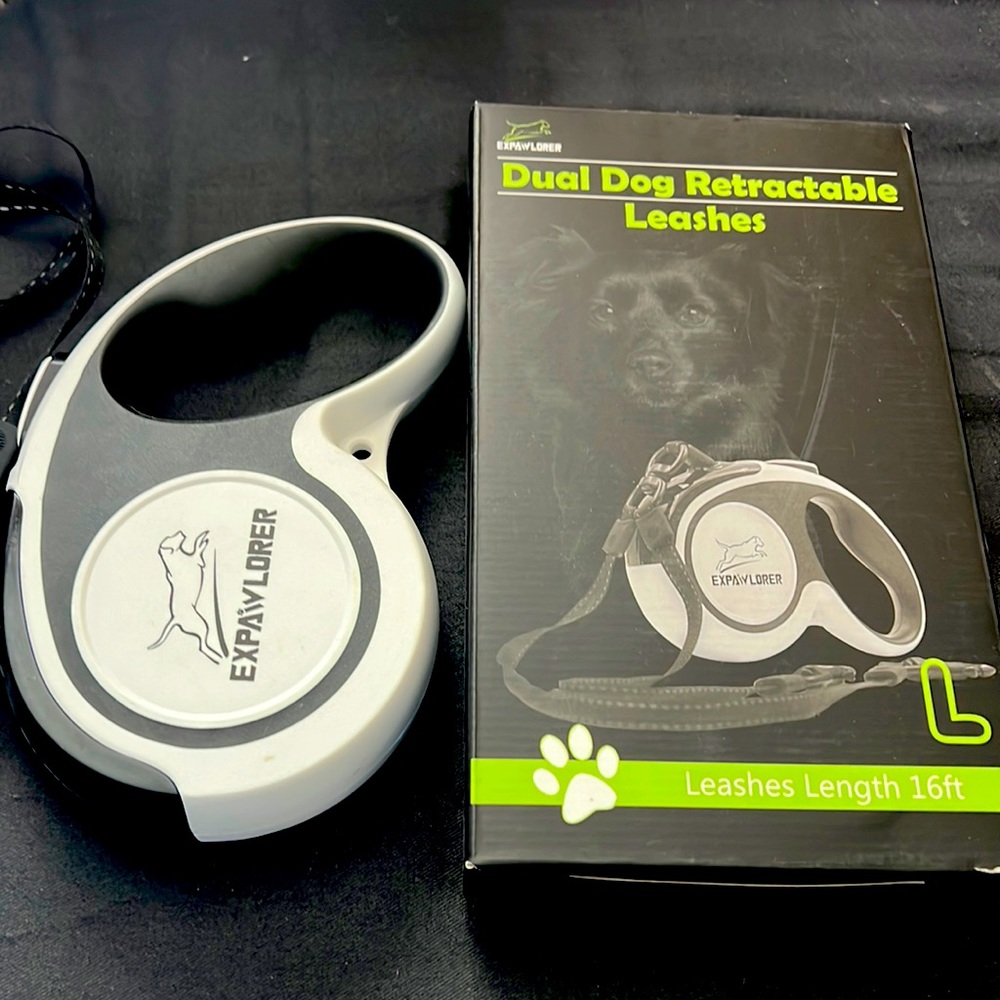 Dual retractable leashes